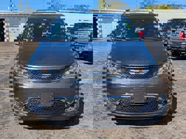 Used 2020 Chrysler Pacifica Touring-L w/ Tire & Wheel Group image 9