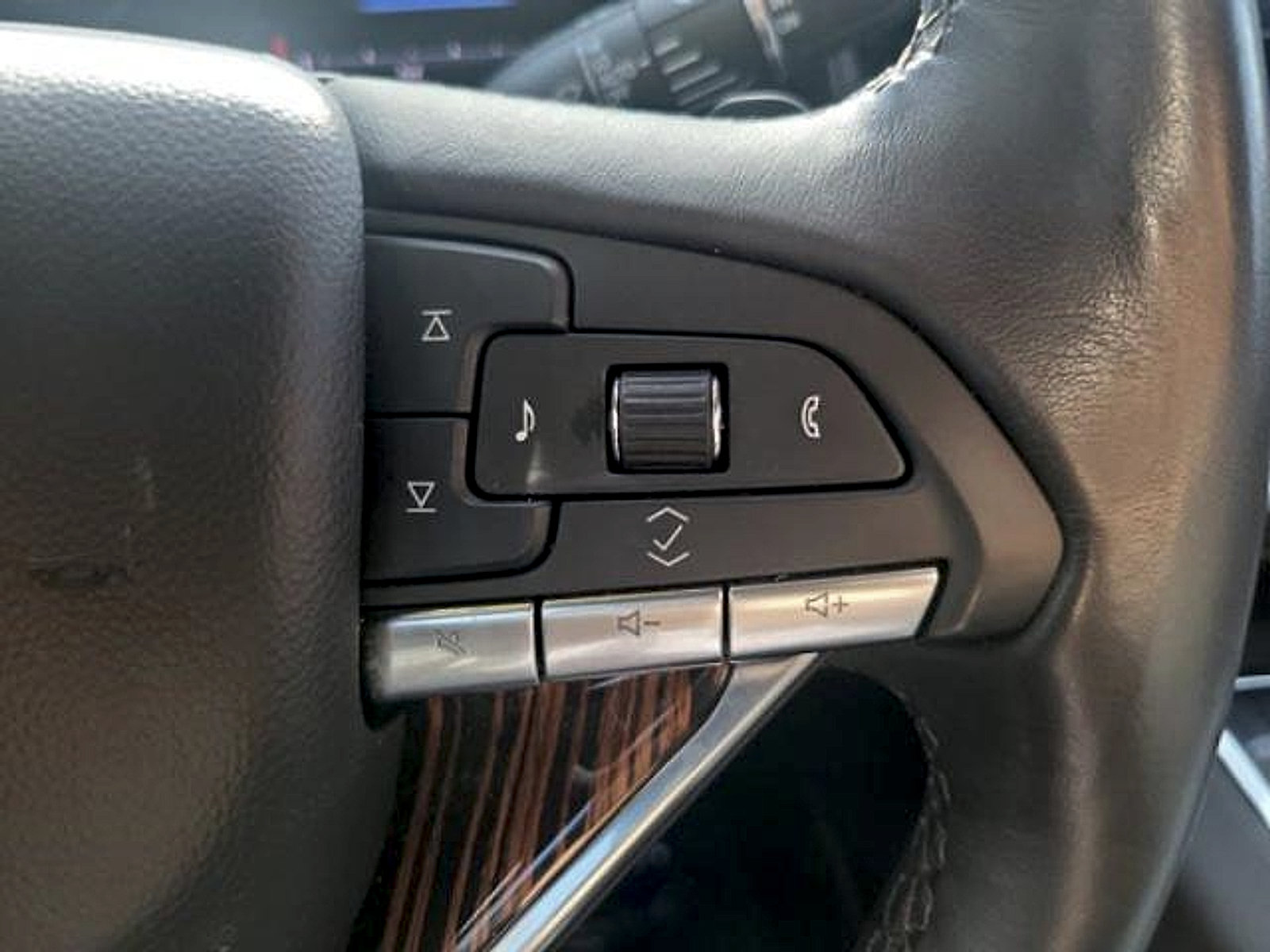 Used 2023 Cadillac Escalade ESV Premium Luxury w/ LPO, Floor Liner Package AWD/4WD image 25