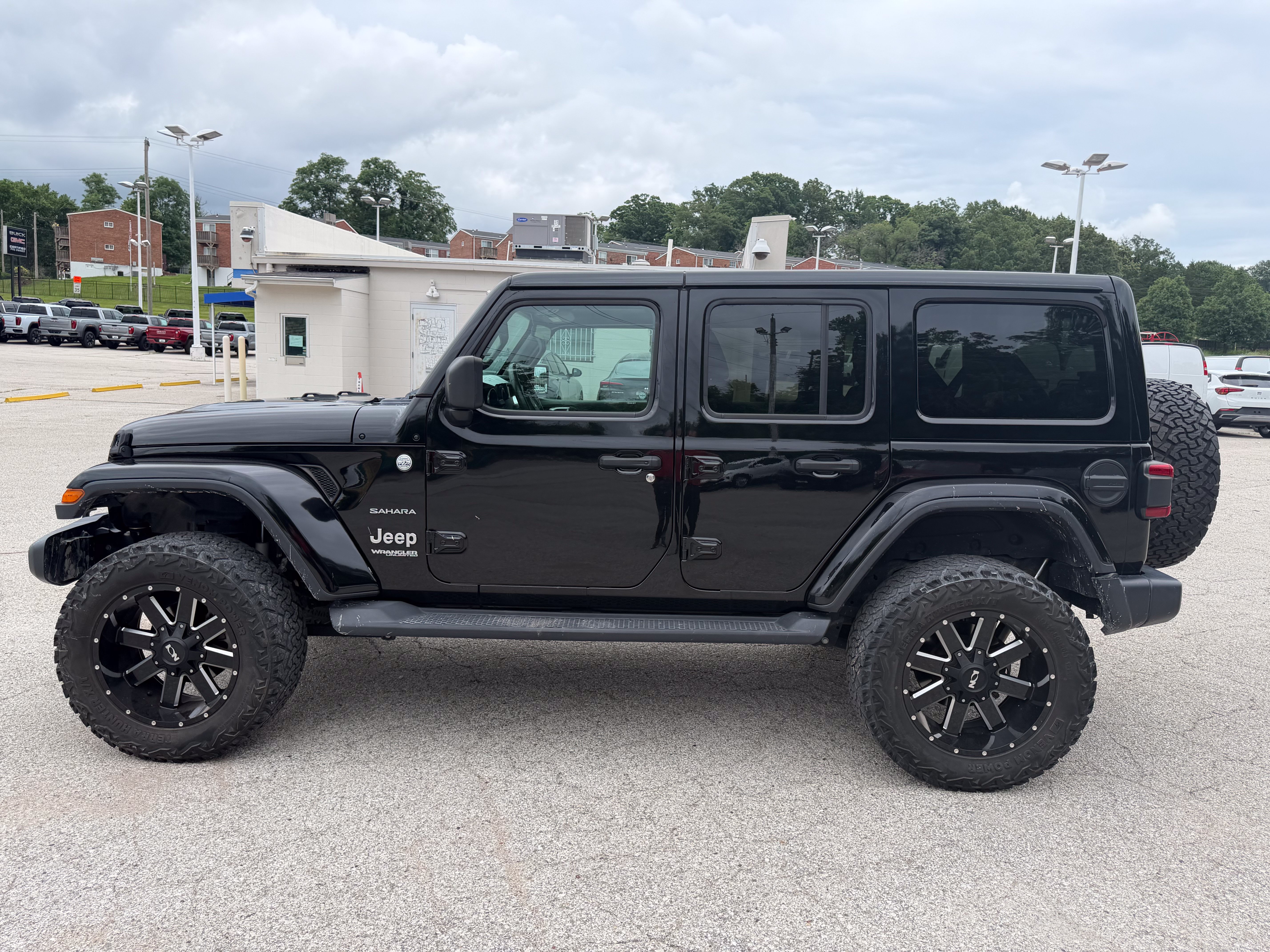 Used 2020 Jeep Wrangler Unlimited Sahara w/ Dual Top Group AWD/4WD image 4