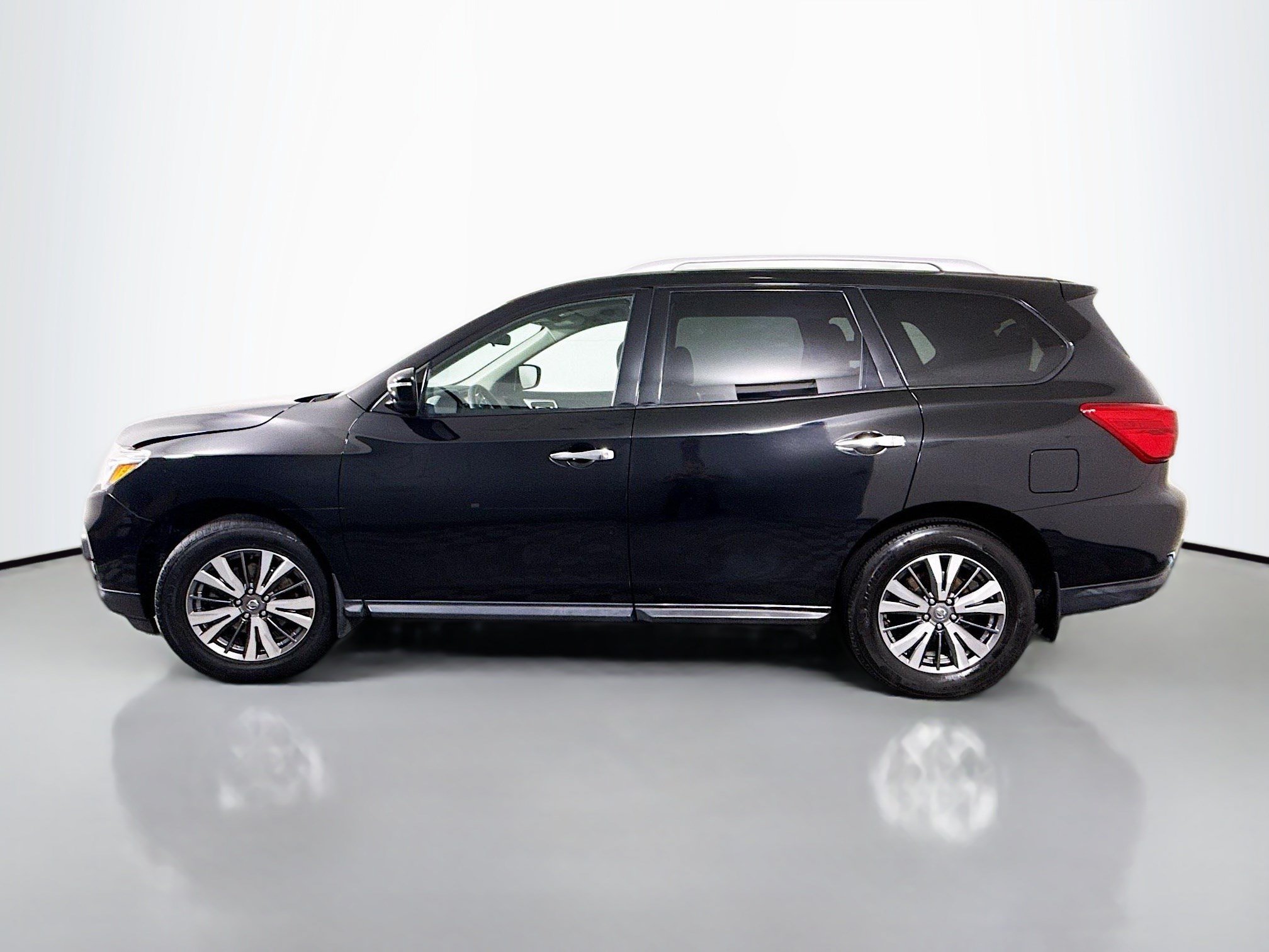 Used 2019 Nissan Pathfinder S AWD/4WD image 6