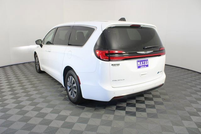 Used 2024 Chrysler Pacifica Select image 24