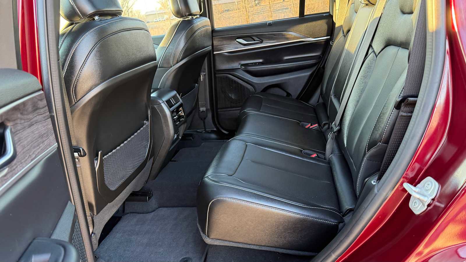 Used 2024 Jeep Grand Cherokee Limited w/ Luxury Tech Group II image 8