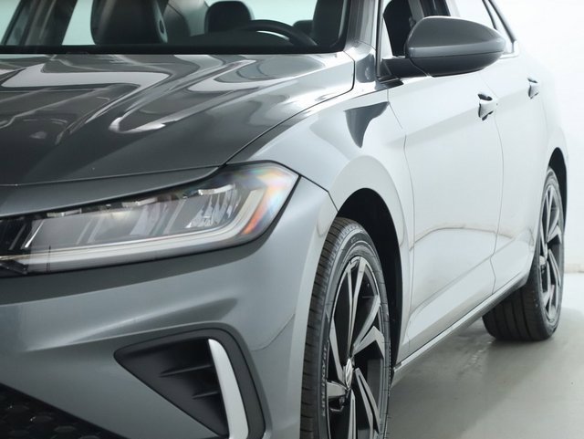 Used 2025 Volkswagen Jetta SE w/ Black Wheel Package image 4