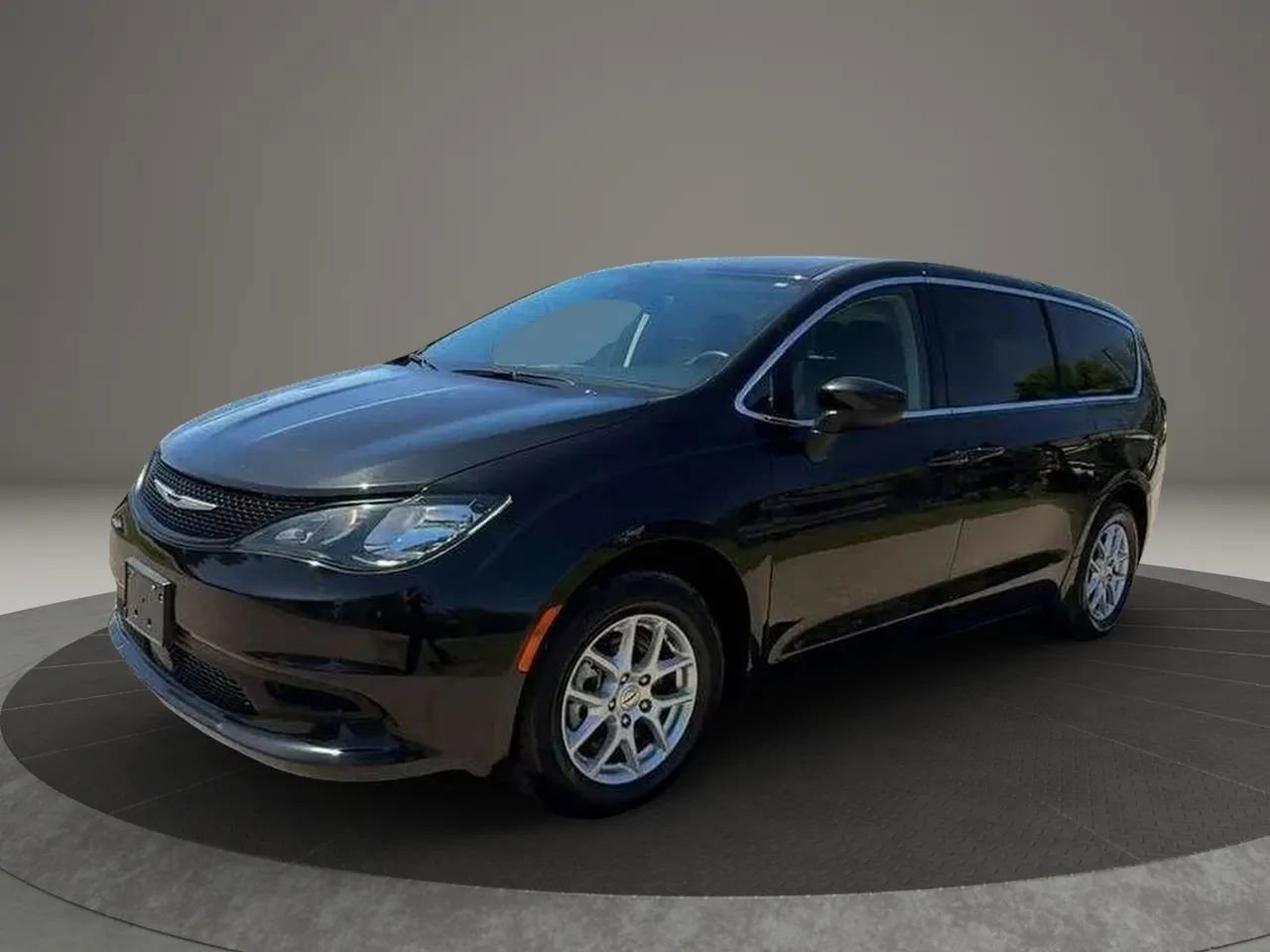 Used 2023 Chrysler Voyager LX FWD image 4