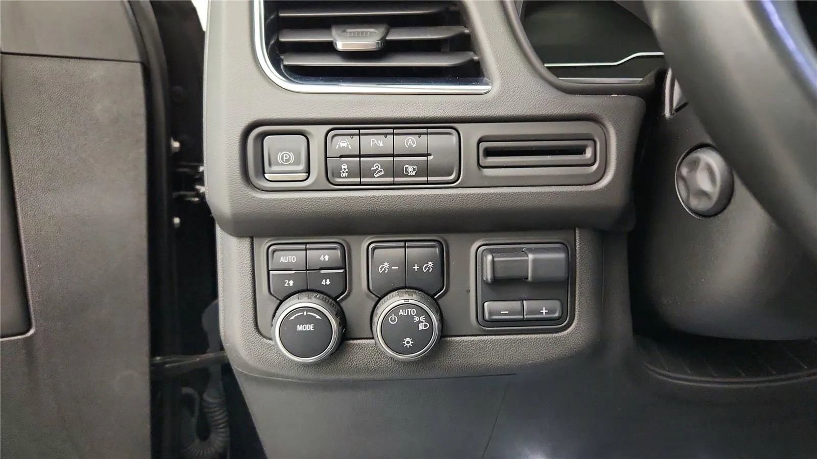 Used 2023 Chevrolet Tahoe Z71 w/ Luxury Package AWD/4WD image 26