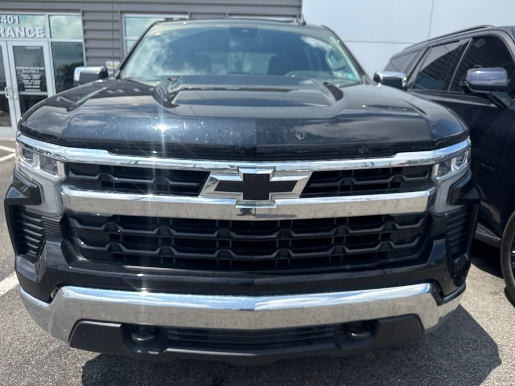 Used 2025 Chevrolet Silverado 1500 LT AWD/4WD image 2