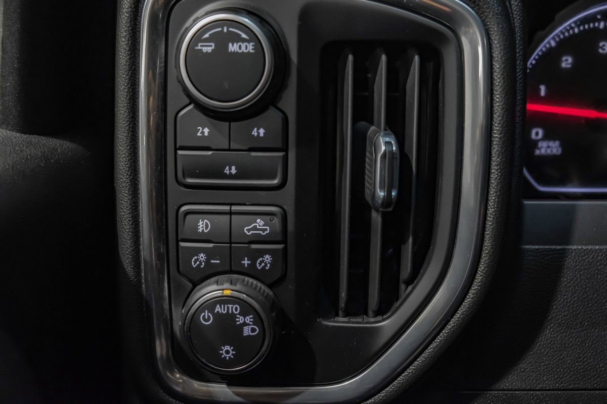 Used 2023 Chevrolet Silverado 3500 LT w/ Convenience Package AWD/4WD image 18
