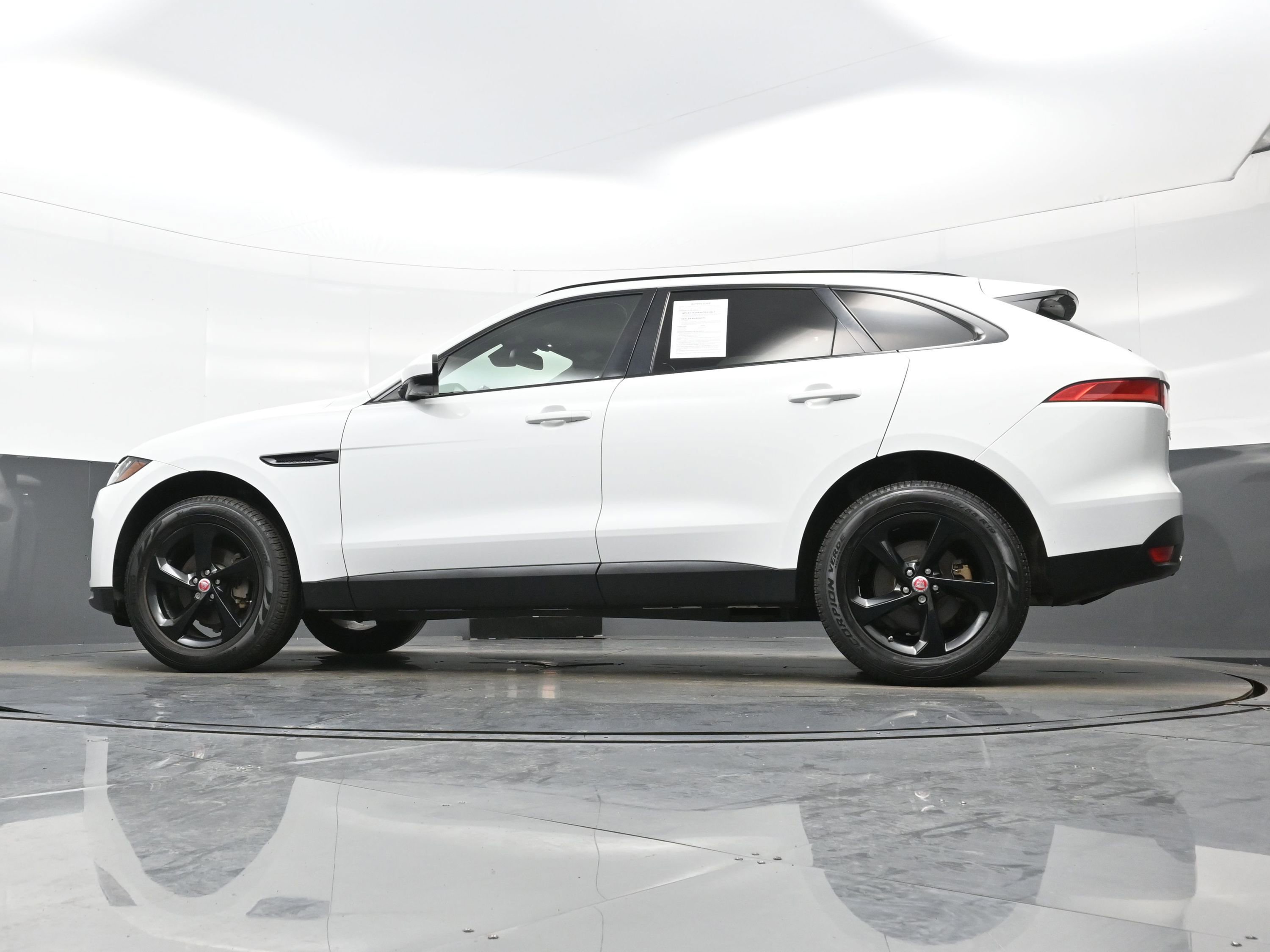 Used 2018 Jaguar F-PACE Premium image 28