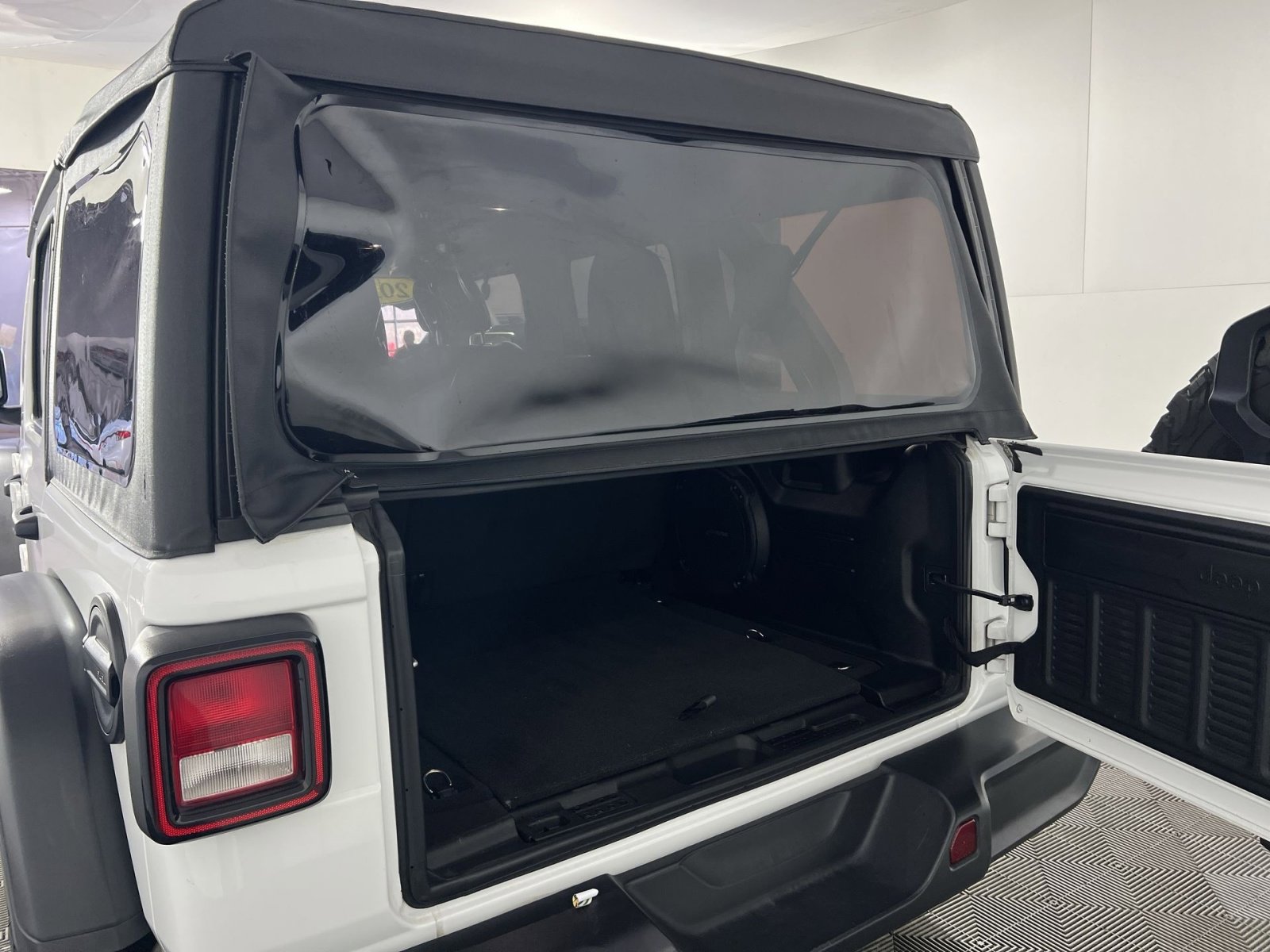 Used 2023 Jeep Wrangler Unlimited Rubicon w/ Cold Weather Group image 26