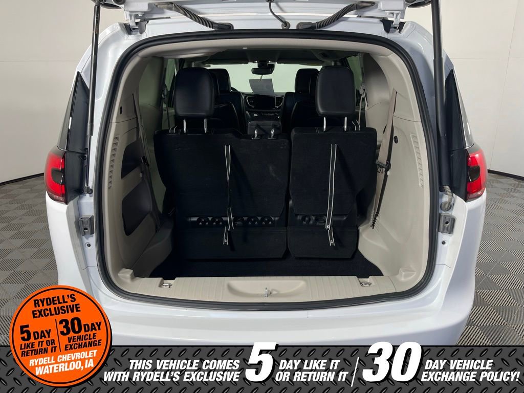 Used 2022 Chrysler Pacifica Touring-L image 19