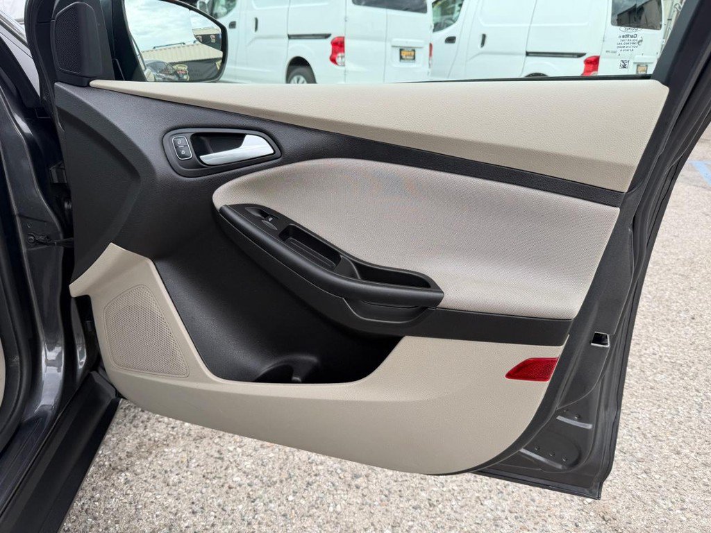 Used 2017 Ford Focus SE FWD image 19