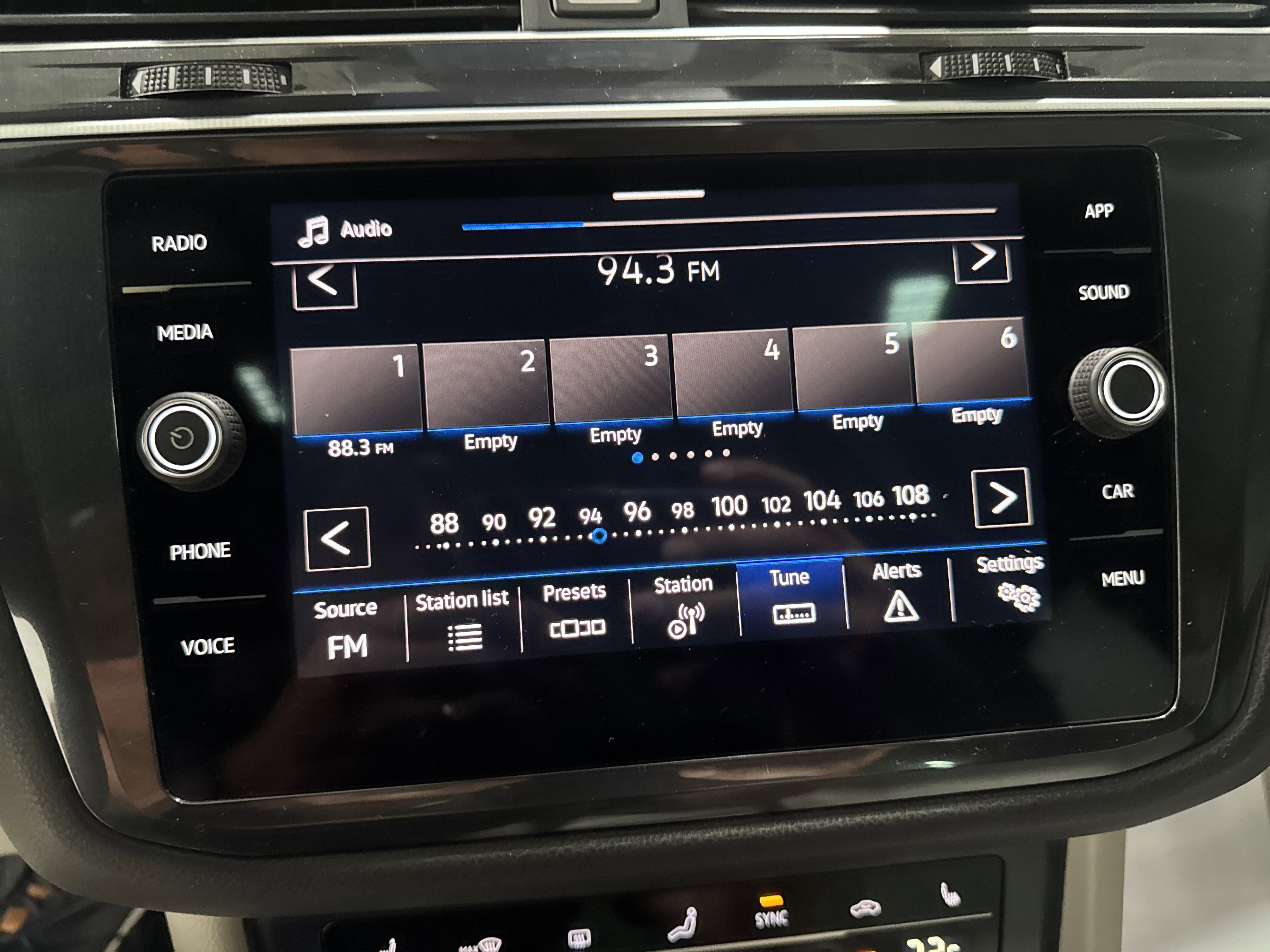 Used 2024 Volkswagen Tiguan SE R-Line AWD/4WD image 25
