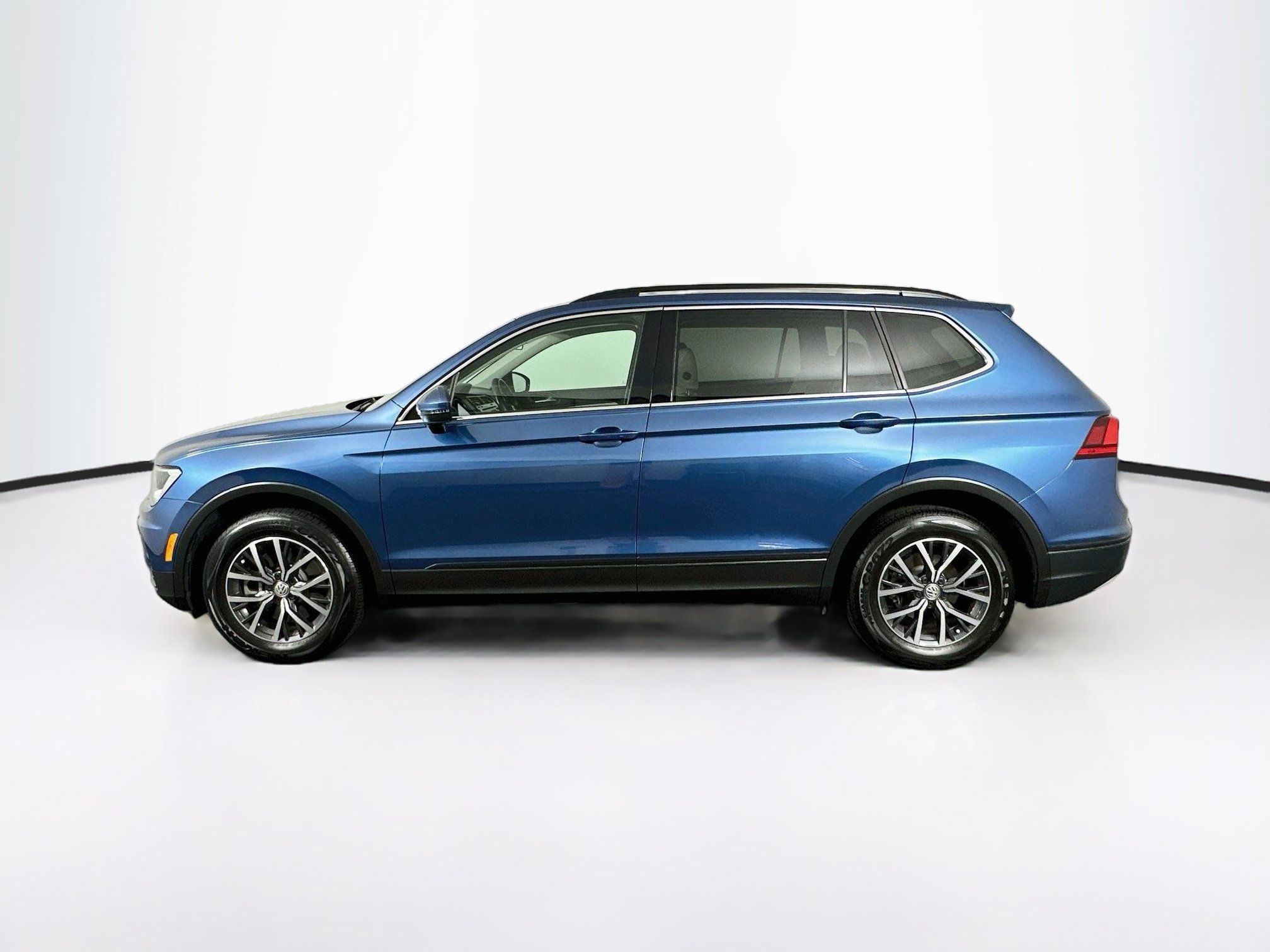 Used 2019 Volkswagen Tiguan SE w/ Panoramic Sunroof Package FWD image 4