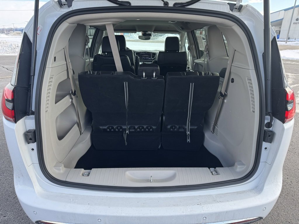 Used 2024 Chrysler Pacifica Touring-L image 11