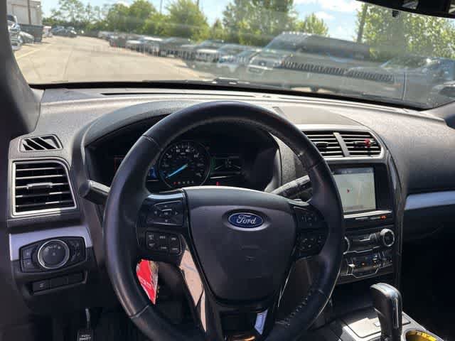 Used 2017 Ford Explorer XLT w/ Equipment Group 202A AWD/4WD image 7