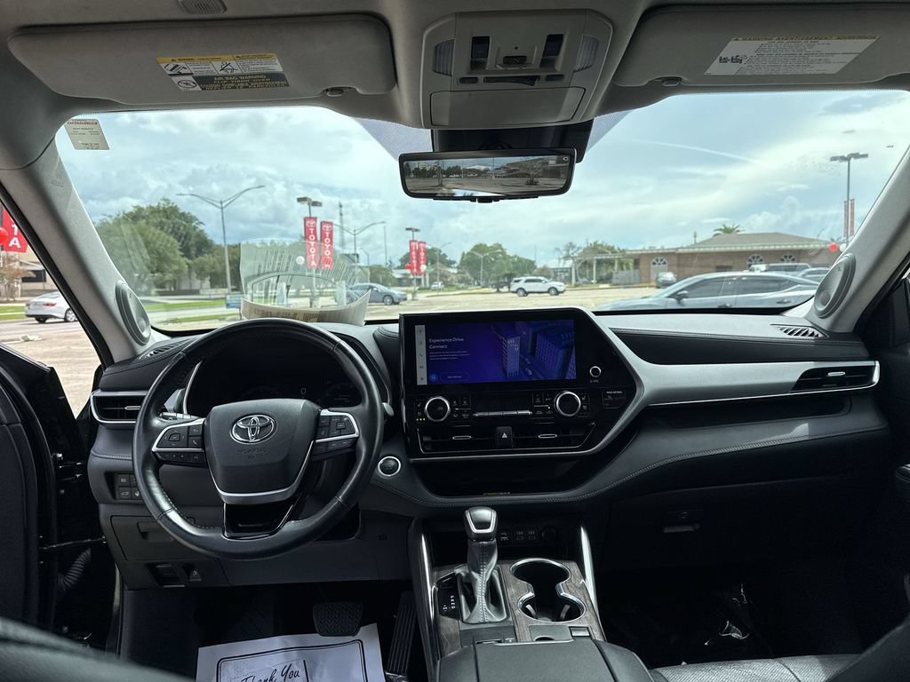 Used 2024 Toyota Highlander Platinum FWD image 31