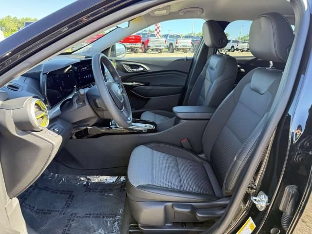 Used 2025 Chevrolet Trax LT FWD image 9