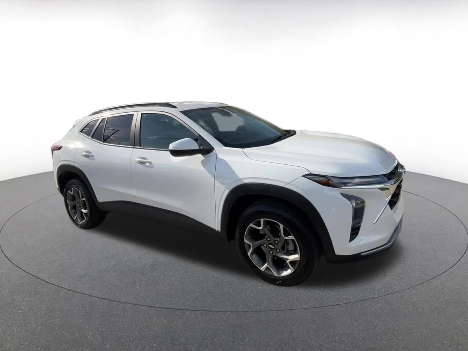 Used 2025 Chevrolet Trax LT image 2