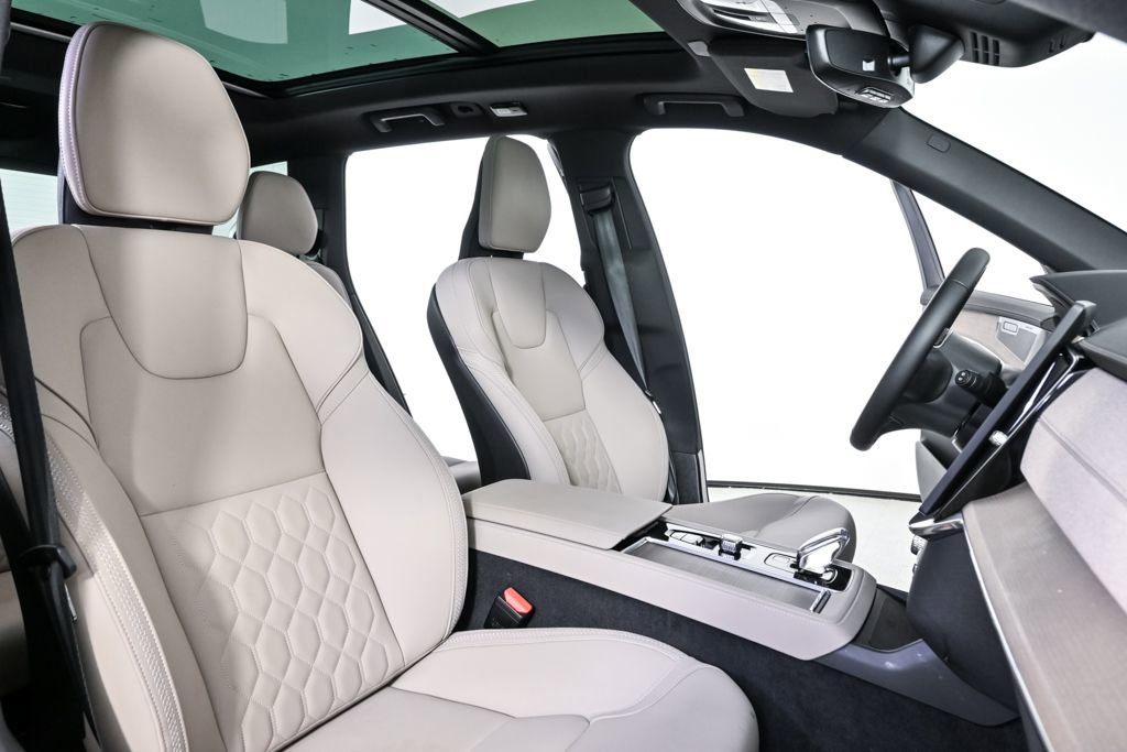 Certified 2025 Volvo XC90 B6 Plus image 26