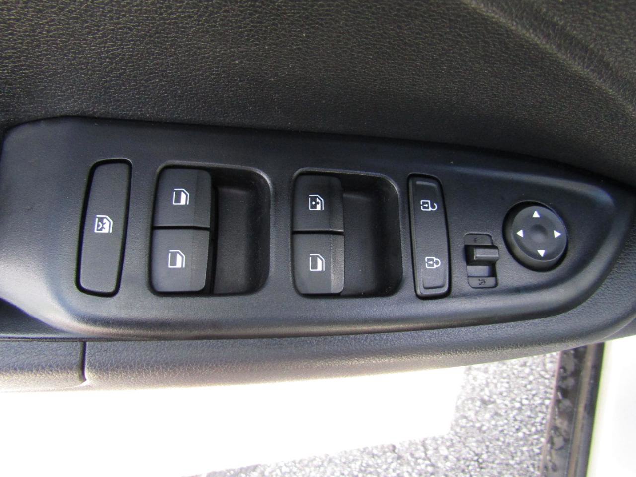 Used 2021 Hyundai Venue SEL w/ Premium Package FWD image 11