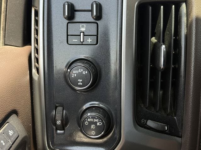 Used 2018 Chevrolet Silverado 1500 LTZ Z71 w/ LTZ Plus Package AWD/4WD image 23