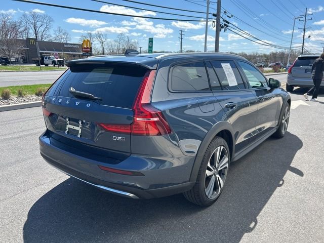 Used 2025 Volvo V60 B5 Cross Country Plus image 5