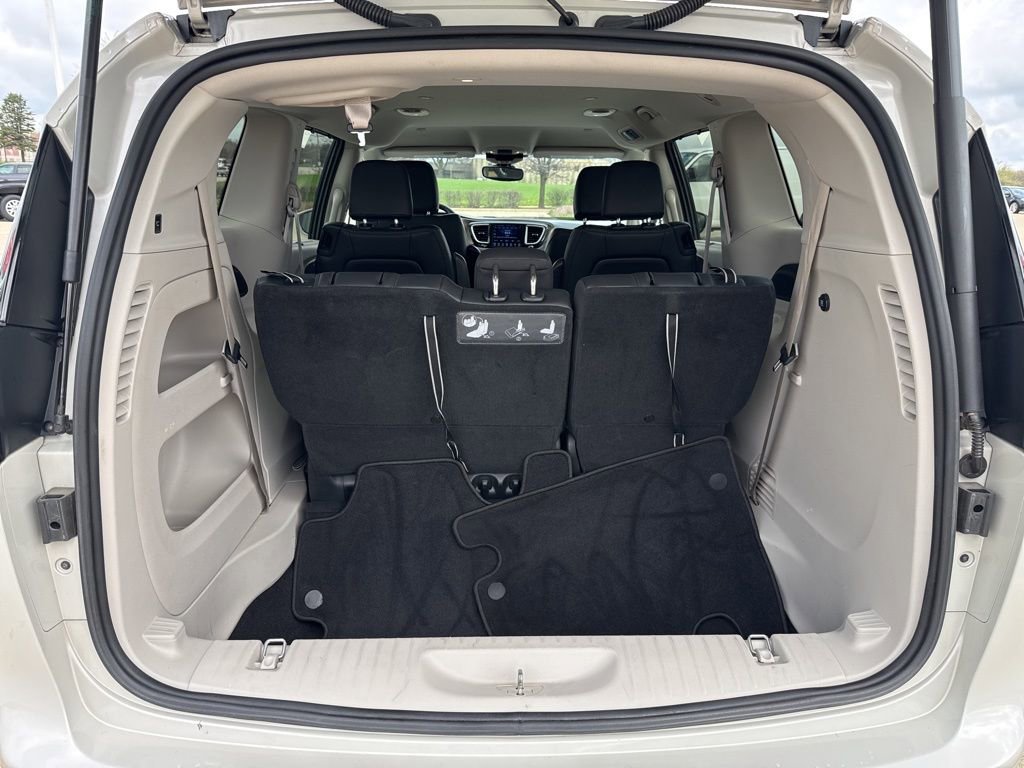 Used 2017 Chrysler Pacifica Touring-L image 17