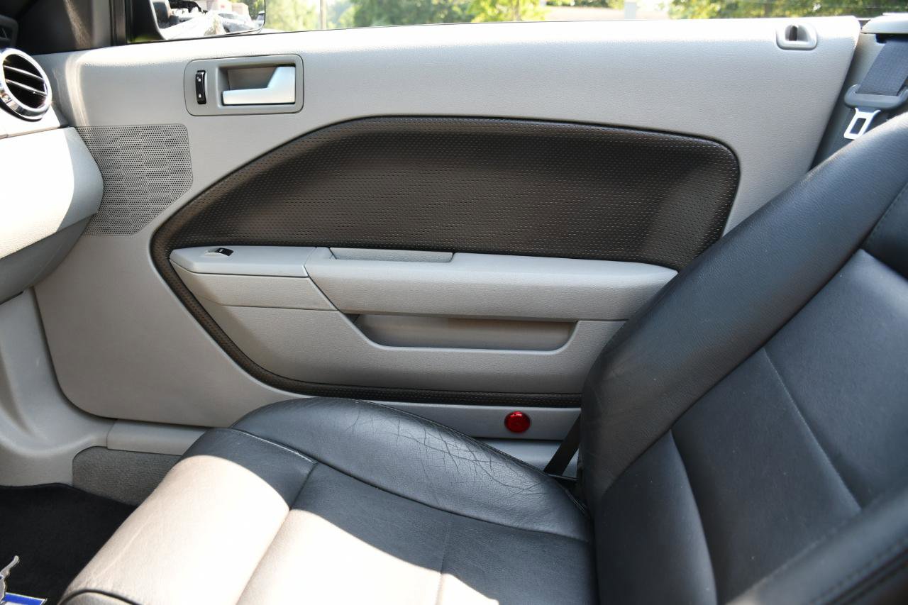 Used 2009 Ford Mustang Convertible image 25