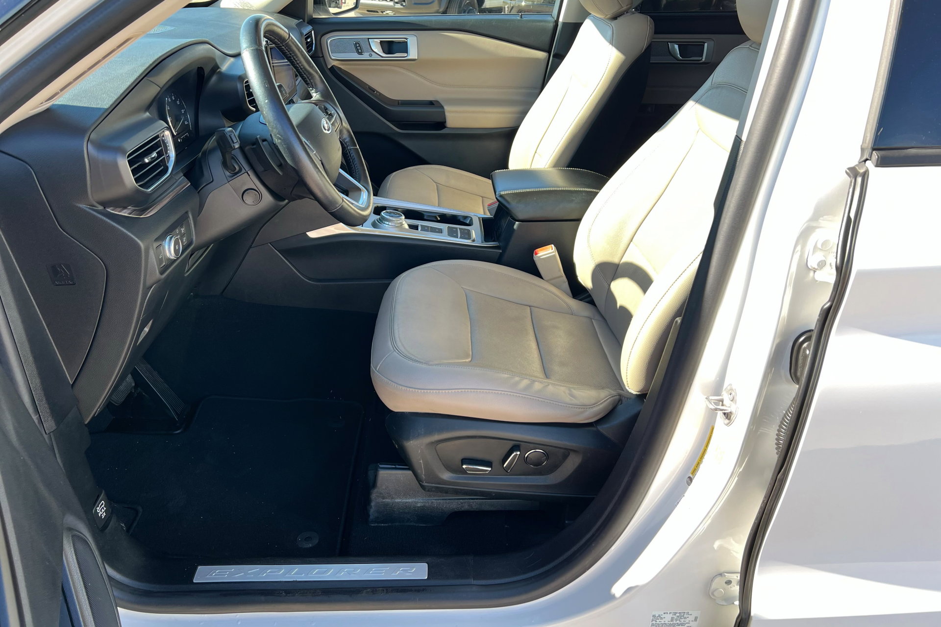 Used 2020 Ford Explorer Limited w/ Class III Trailer Tow Package image 17