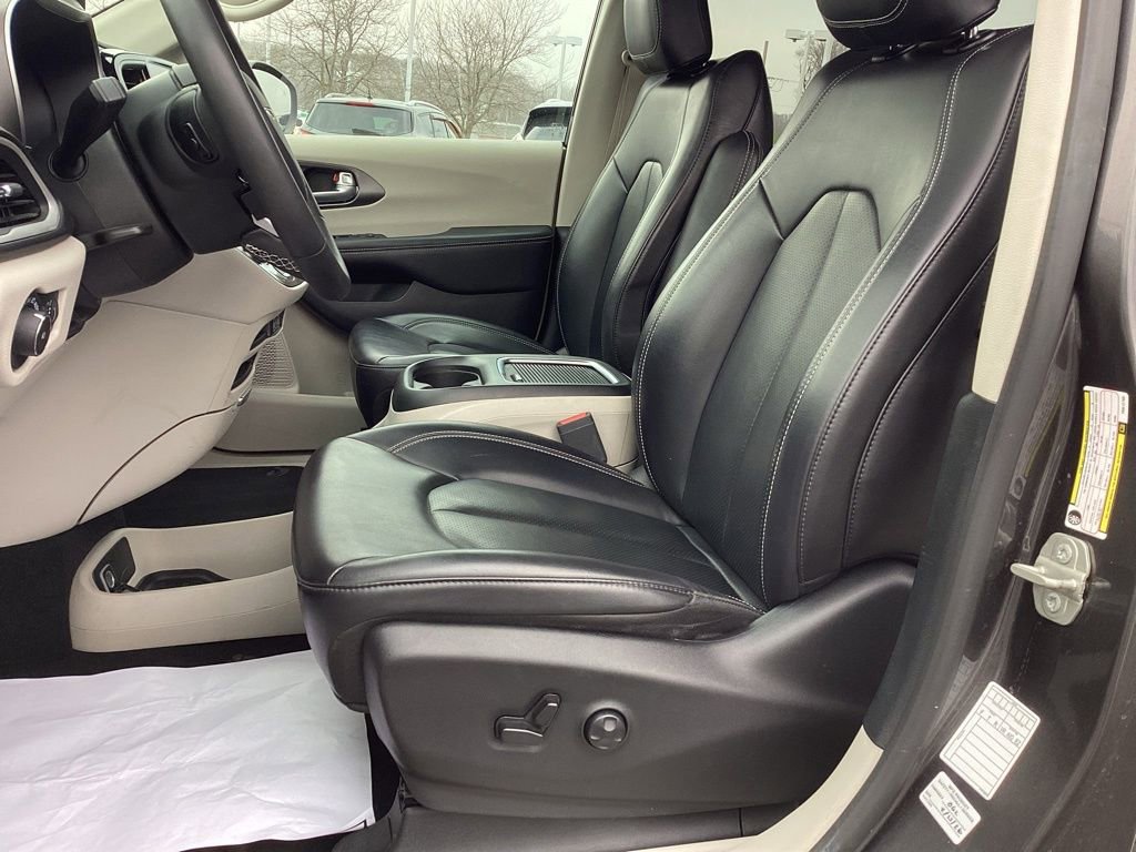 Used 2023 Chrysler Pacifica Touring-L image 15