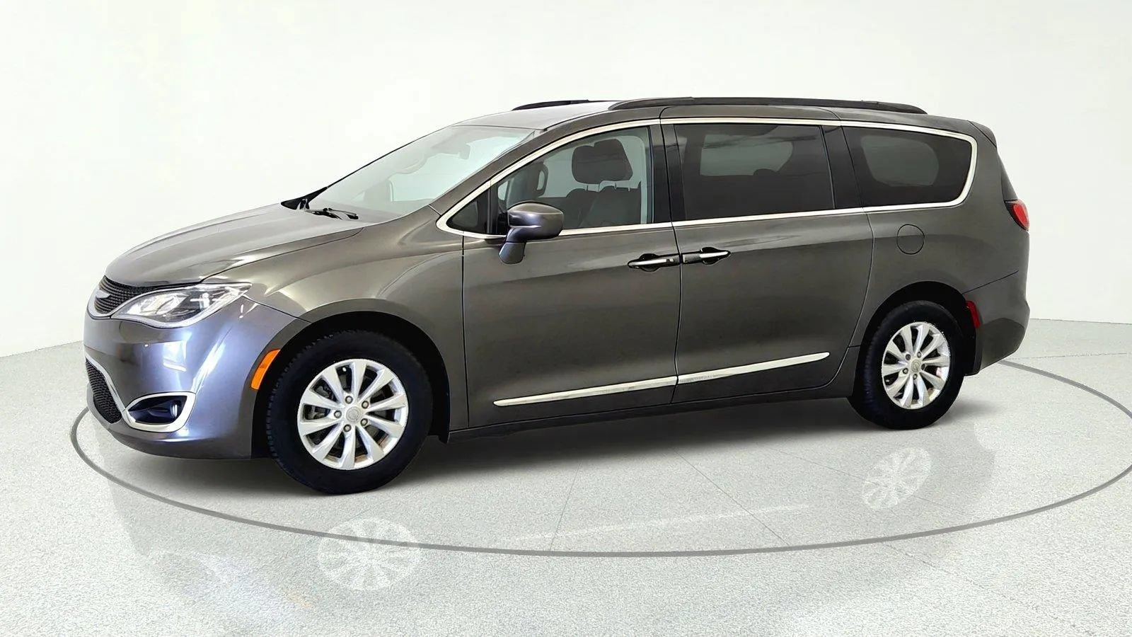 Used 2017 Chrysler Pacifica Touring-L FWD image 4