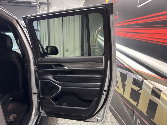 Used 2024 Jeep Wagoneer L Series II image 29