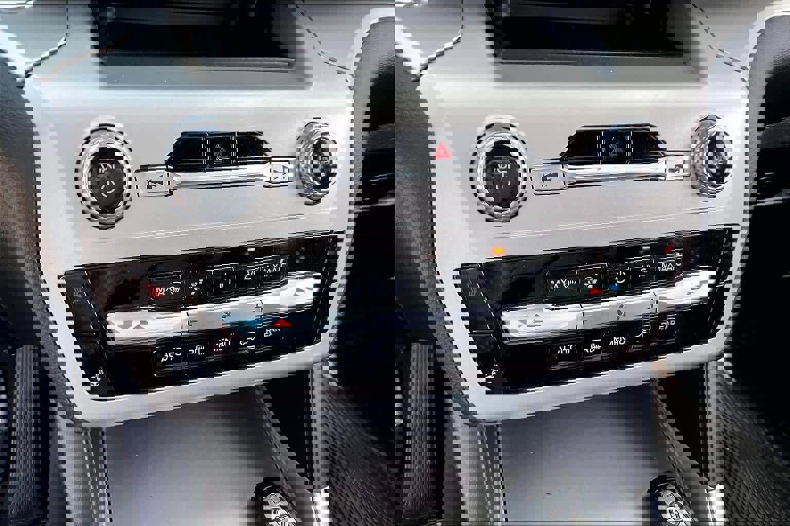 Used 2022 Ford Explorer XLT w/ Equipment Group 202A image 32