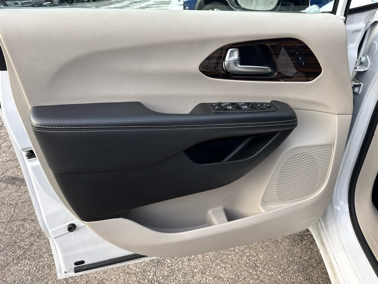 Used 2024 Chrysler Pacifica Limited image 10