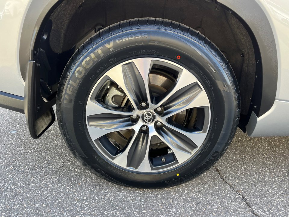 Certified 2025 Toyota Highlander XLE image 26