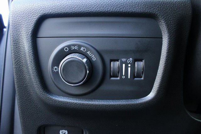 Used 2024 Jeep Grand Cherokee Laredo image 15