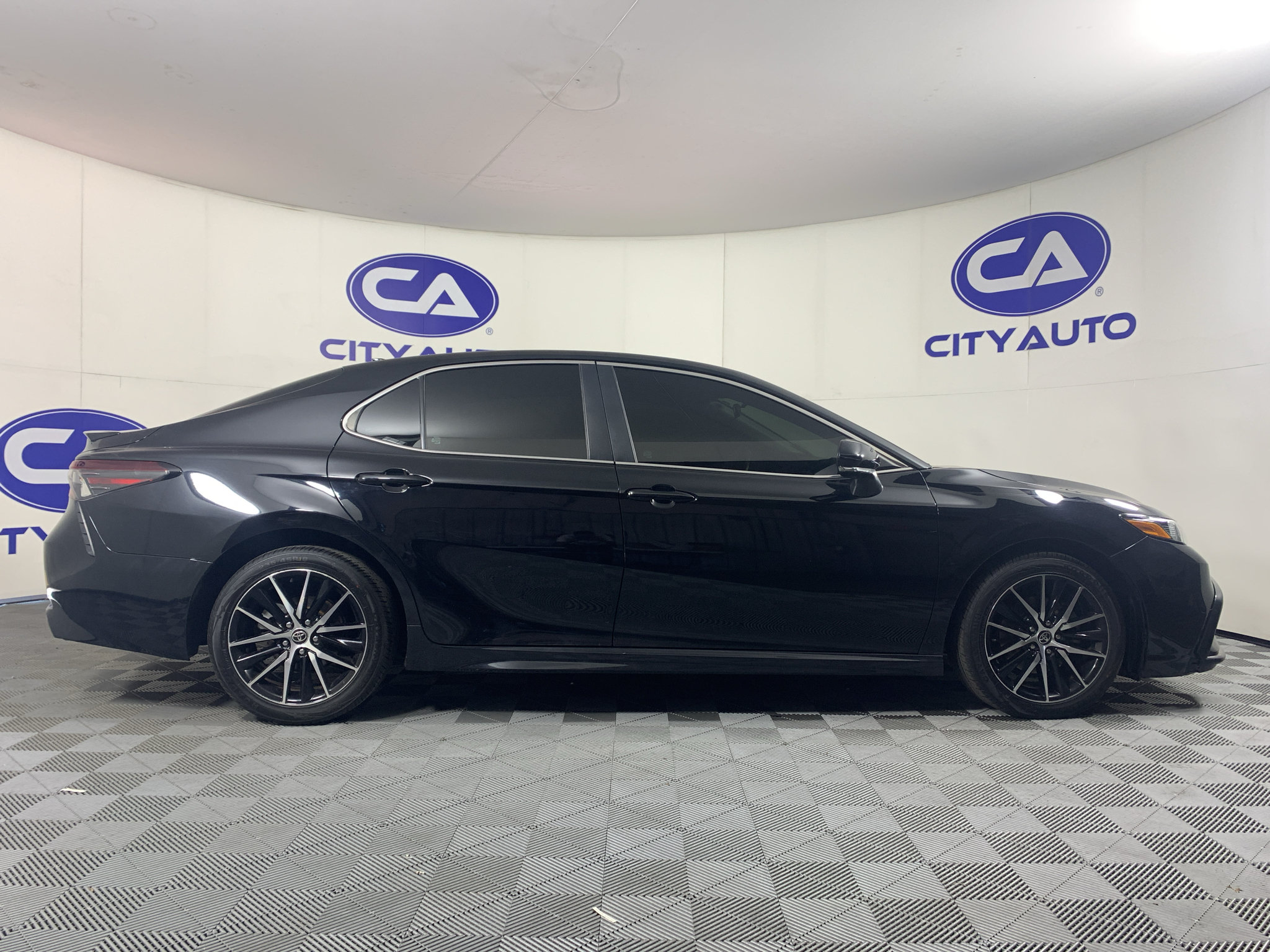Used 2023 Toyota Camry SE FWD image 2