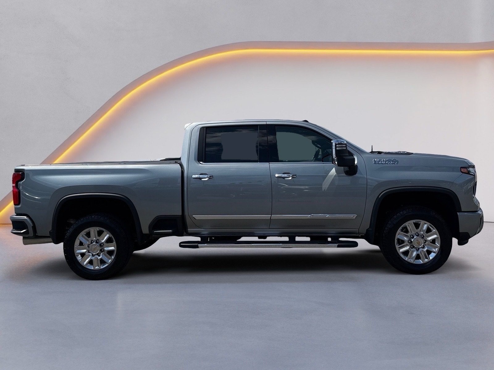 Used 2024 Chevrolet Silverado 2500 High Country w/ High Country Premium Package AWD/4WD image 2