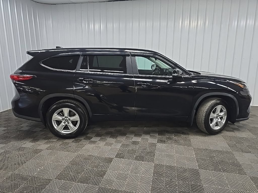 Used 2023 Toyota Highlander LE AWD/4WD image 2