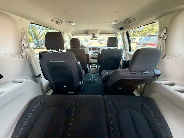 Used 2023 Chrysler Voyager LX image 14