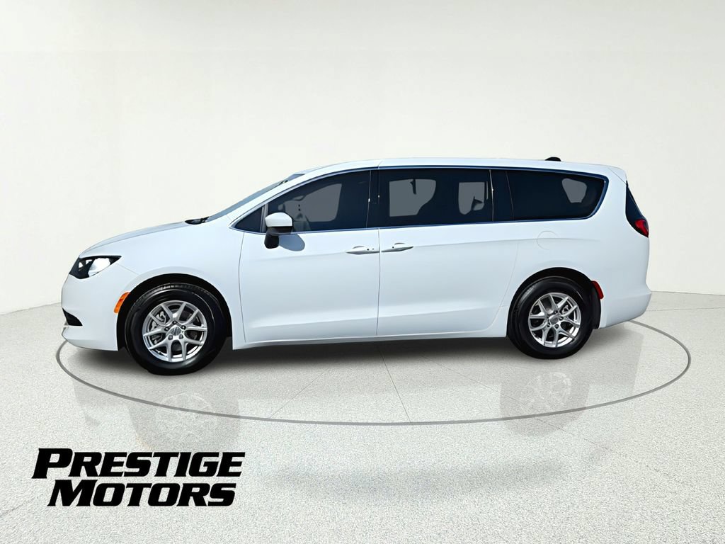 Used 2022 Chrysler Voyager LX FWD image 4