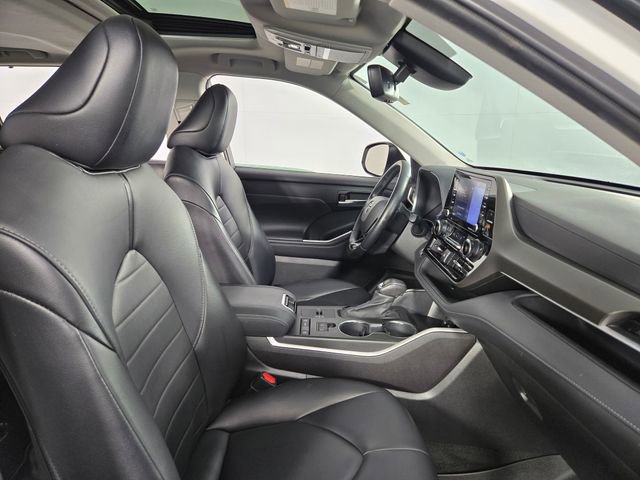 Used 2021 Toyota Highlander XLE FWD image 15