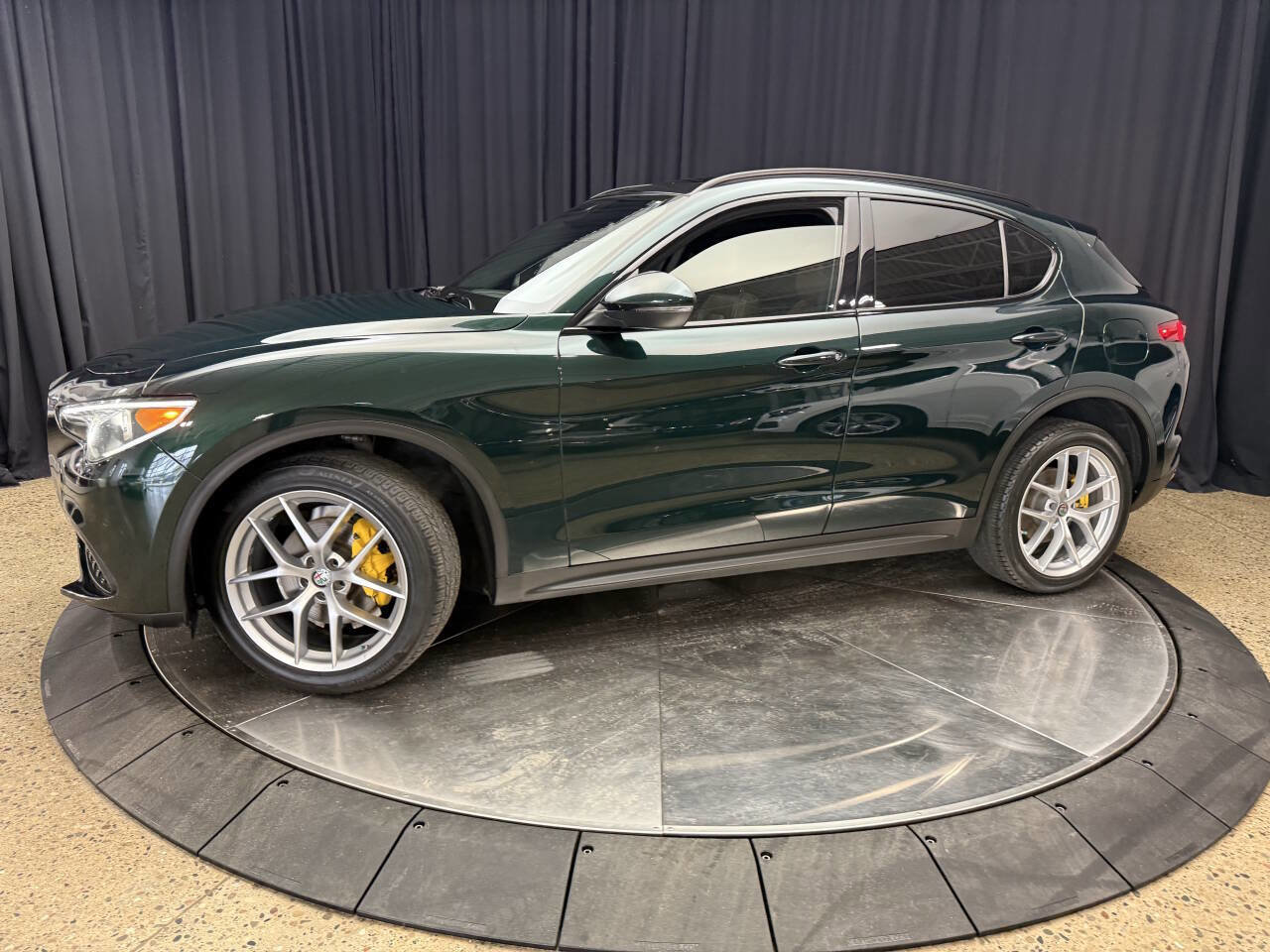Used 2018 Alfa Romeo Stelvio Ti Sport image 4