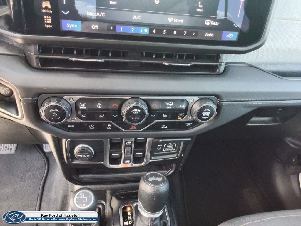 Used 2025 Jeep Wrangler Unlimited Sahara AWD/4WD image 32