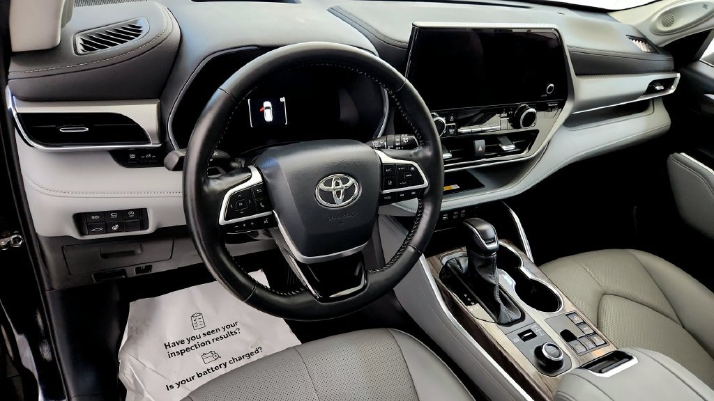 Used 2025 Toyota Highlander Platinum AWD/4WD image 26
