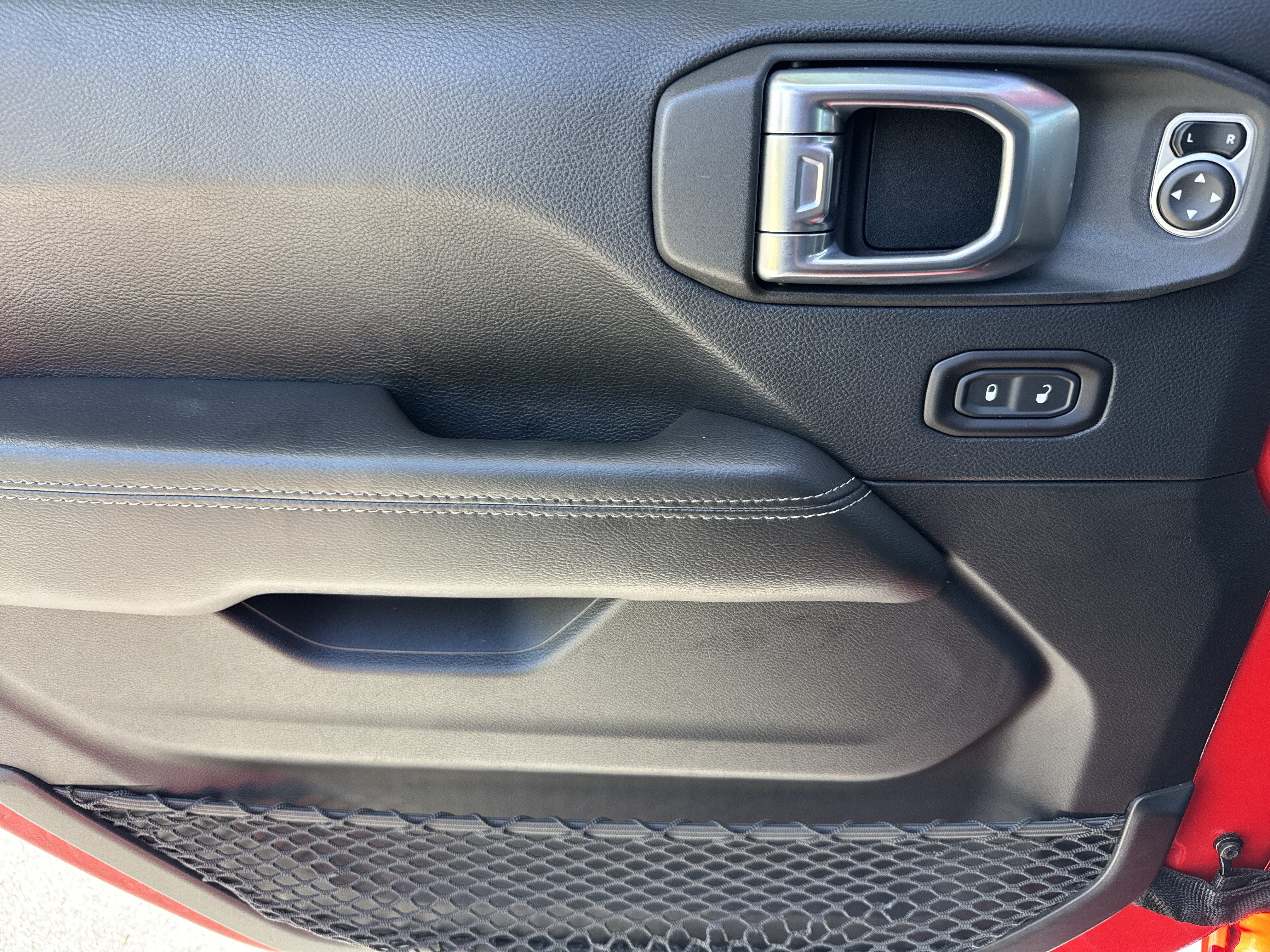 Used 2018 Jeep Wrangler Unlimited Sahara AWD/4WD image 14