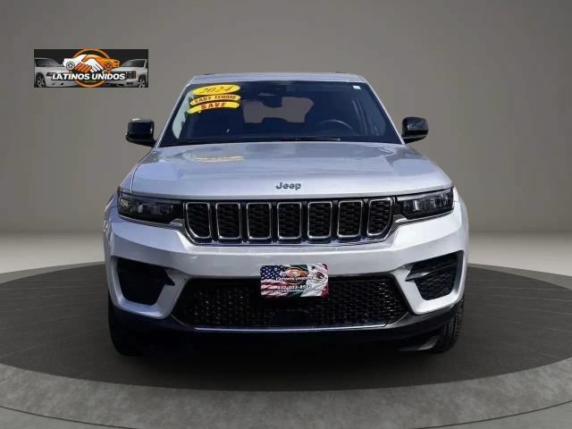 Used 2024 Jeep Grand Cherokee Laredo RWD image 2