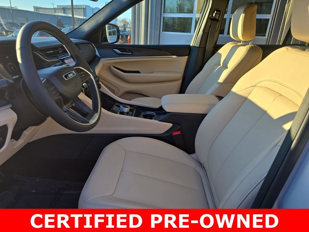 Used 2025 Jeep Grand Cherokee Limited w/ Black Appearance Package image 15