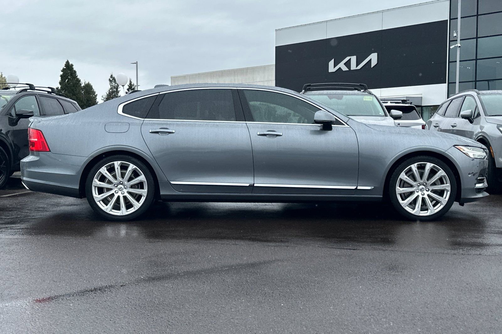 Used 2018 Volvo S90 T8 Inscription w/ Convenience Package image 3