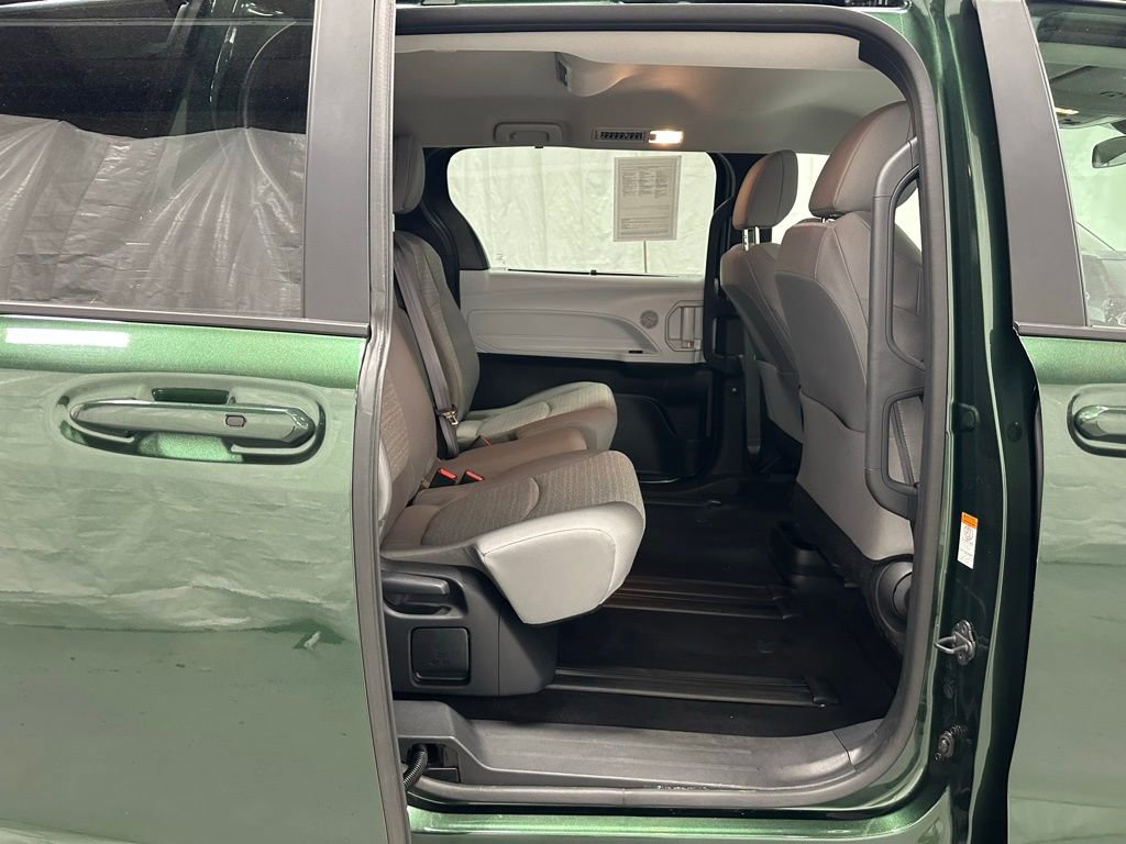 Used 2025 Toyota Sienna LE FWD image 54